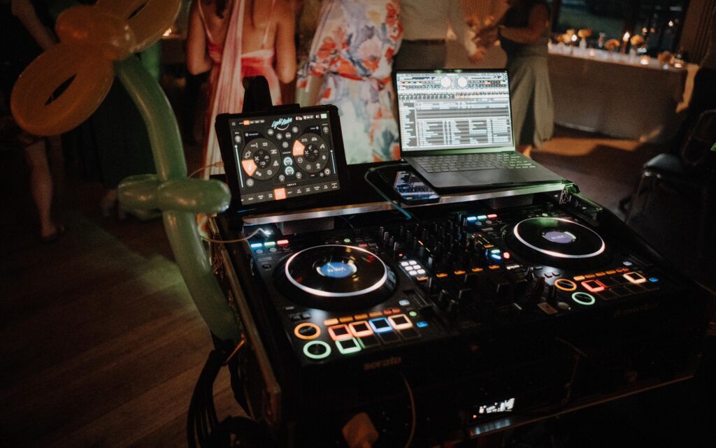DJ spielt Musik passend zur Stimmung der Gäste.